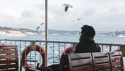 宜宾一摩托车大桥上撞到路边人群，交警：伤者已送医，事故处理完毕