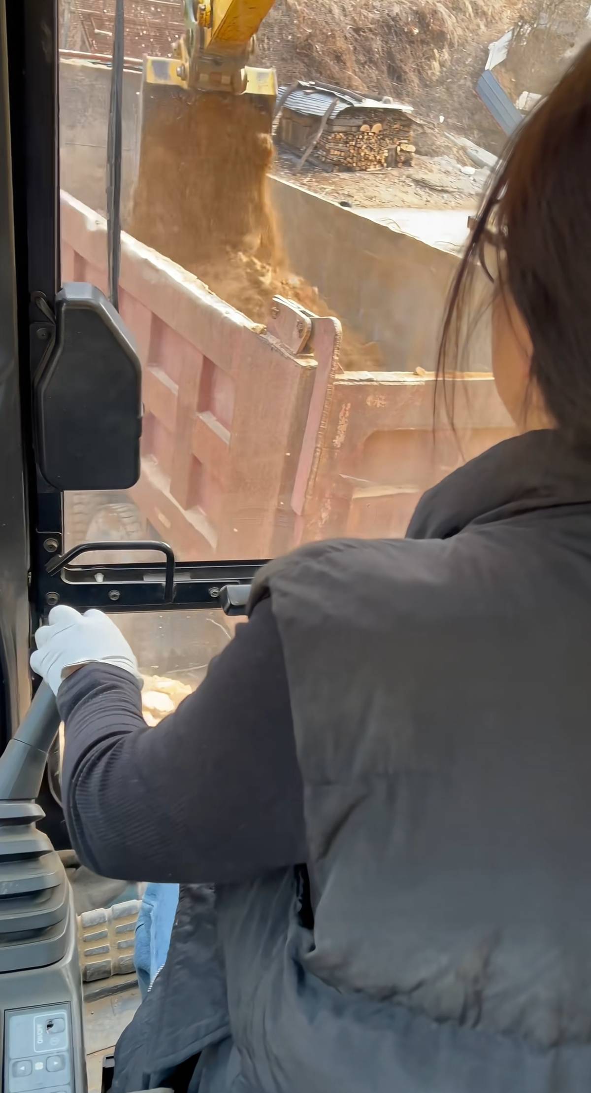 “95后”北漂女程序员辞职回乡开挖机,本人发声:正在和父亲学技术,熟练的话准备考证