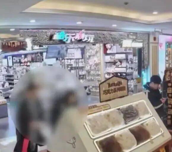 情侣约会求“刺激”，双双被抓，审讯时互相甩锅